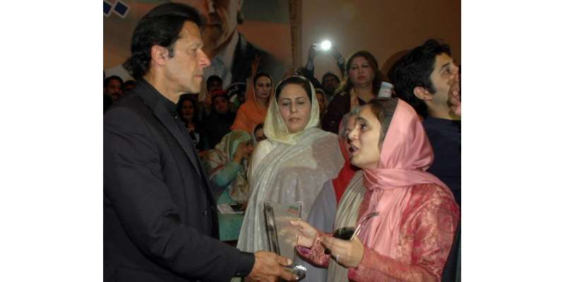 یوم نسواں تقریب میں عمران خان کے خطاب کے دوران کارکن اپنے قائد کو شادی ..