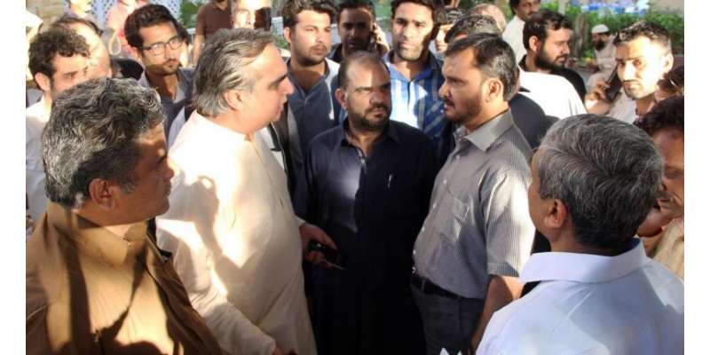 کراچی: کریم آباد میں تحریک انصاف کے رہنماء عمران اسماعیل کی آمد پر متحدہ ..