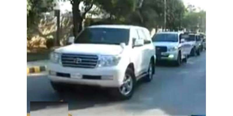 کراچی : پی ٹی آ،ی سندھ کے صدر نادر اکمل لغاری کی سکیورٹی پر مامور گاڑی ..
