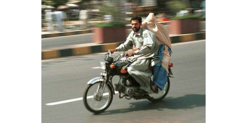 فیصل آباد،موٹر سائیکل پر جانے والی ماں کا برقعہ پہہ میں پھنسے سے گود ..