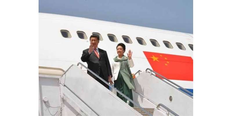 چینی صدر نے طیارے سے نکل کر ہاتھ لہرا کر سلام کیا