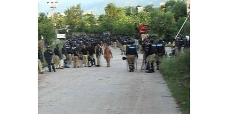 تحریک انصاف کے سربراہ عمران خان کی رہائشگاہ پر خواتین مظاہرین نے دھاوا ..