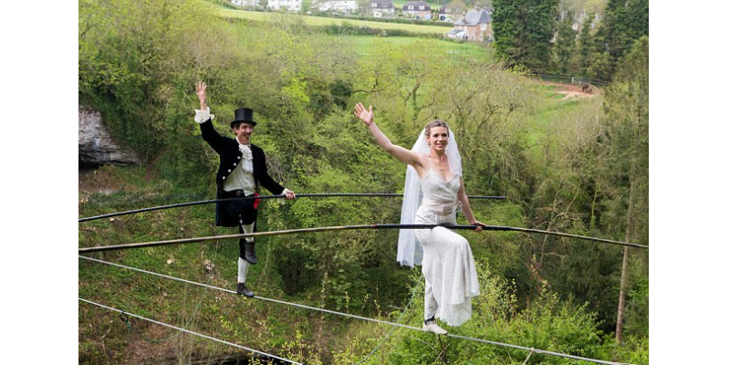 برطانوی جوڑے کی 80 فٹ بلند تاروں پر شادی