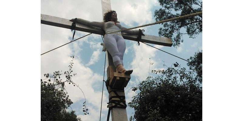 خاتون امیدوار کا صلیب پر لٹک کر احتجاج