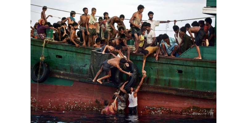 میانمار نے سمندر میں پھنسے مہاجرین کی کشتیوں کو بچانے کے کام کا آغاز ..