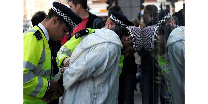 برطانیہ میں گرفتار  مسلمان مرد اور خاتون پر دہشت گردی کا الزام عائد