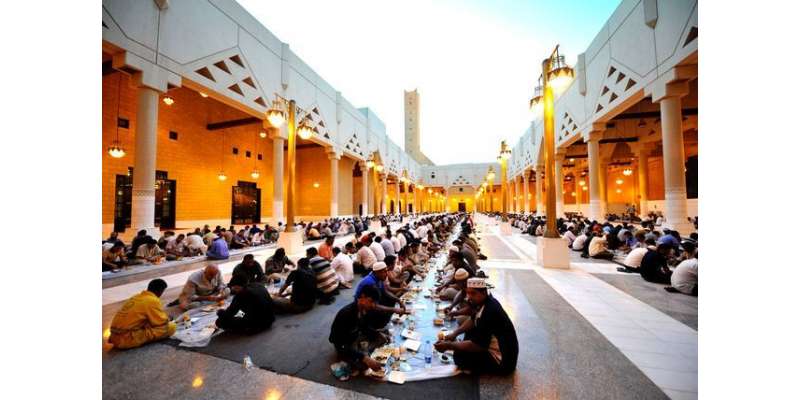 مسجد الحرام میں روزہ افطار کروانے کے لئے روزانہ 65کلومیٹر طویل دستر ..