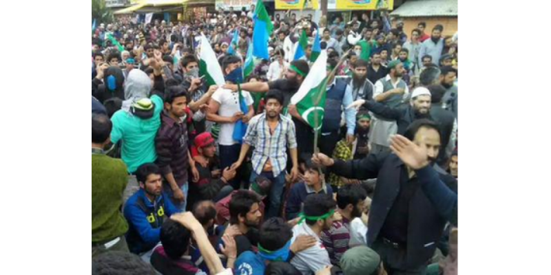 مقبوضہ کشمیر میں مظاہرین نے پاکستانی پرچم لہرادیا