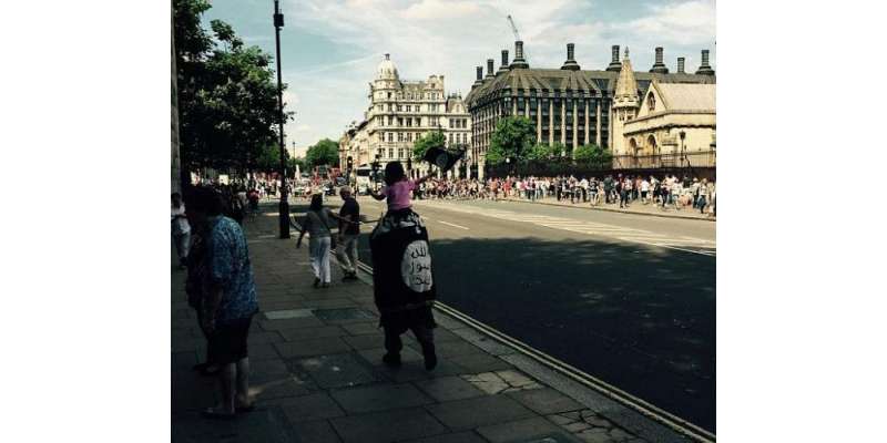 برطانوی پارلیمنٹ کے سامنے داعش کا پرچم لہرا گیا۔ پولیس بے بس