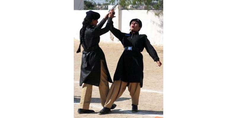 کراچی میں 2 خاتون پولیس افسران کا سڑک پر کھلے عام جھگڑا، آئی جی سندھ ..