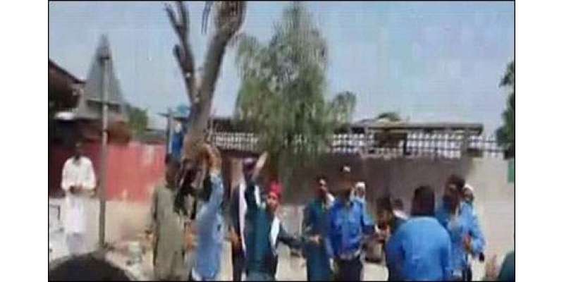 پشاور سے نوشہرہ سے آنیوالے نوجوانوں پر پولیس کا تشدد