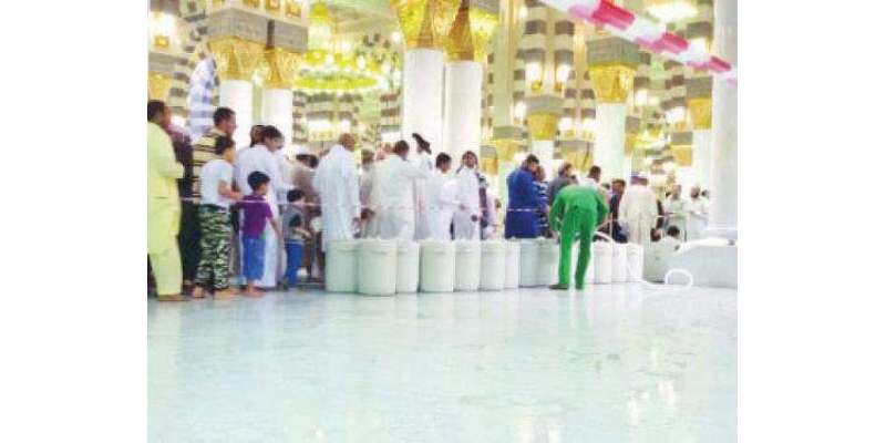مسجد نبوی میں غیر ملکی شخص کے جوتے پہن کر کام کرنے پر دنیا بھر کے مسلمانوں ..