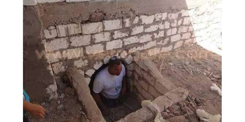 مصری شخص نے والدین کی قبر میں جاکر باتیں کی