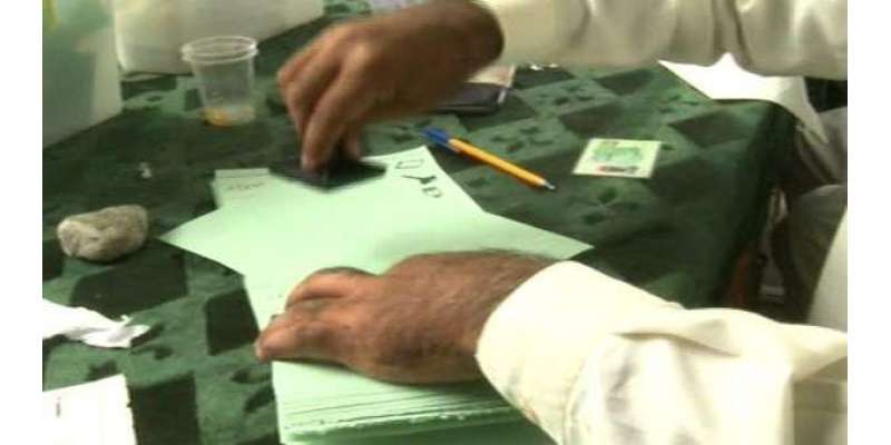 پشاور ، بلدیاتی انتخابات کی ری پولنگ کے دوران جعلی ووٹ پول کر تے ہو ..