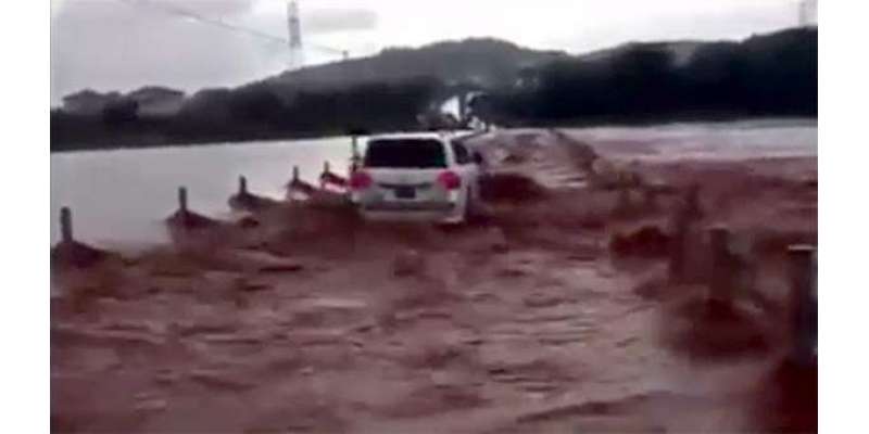 عمران خان کی گاڑی سیلابی پانی میں پھنس گئی