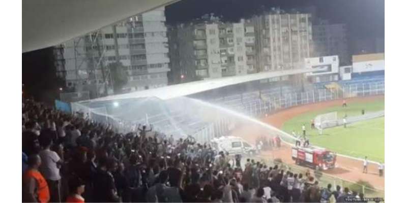 ترکی ، فائر بریگیڈ نے سخت گرمی سے پریشان شائقینِ فٹبال کو پانی سے نہلا ..