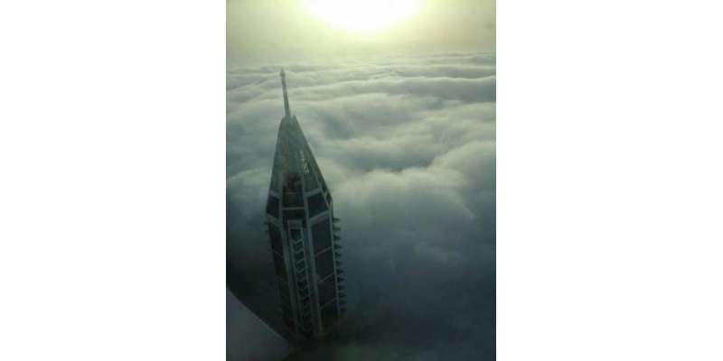 زمین سے 465 میٹر بلند  آسمان میں بادلوں میں رہنے والا شخص