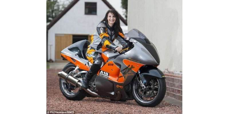 دنیا کی تیز رفتار ترین موٹرسائیکلسٹ خاتون، ہوا کے جھونکے کے سامنے بے ..