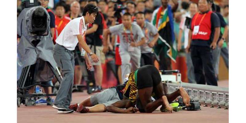 یوسین بولٹ 200 میٹر کی دوڑ جیتنے کے بعد کیمرہ مین سے ٹکرا کر گر پڑا