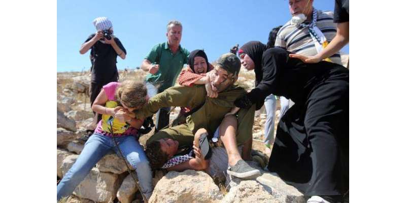 فلسطینی بچے کو پکڑنے والے صہیونی فوجی کی دھنائی،خواتین نے زخمی بچے ..