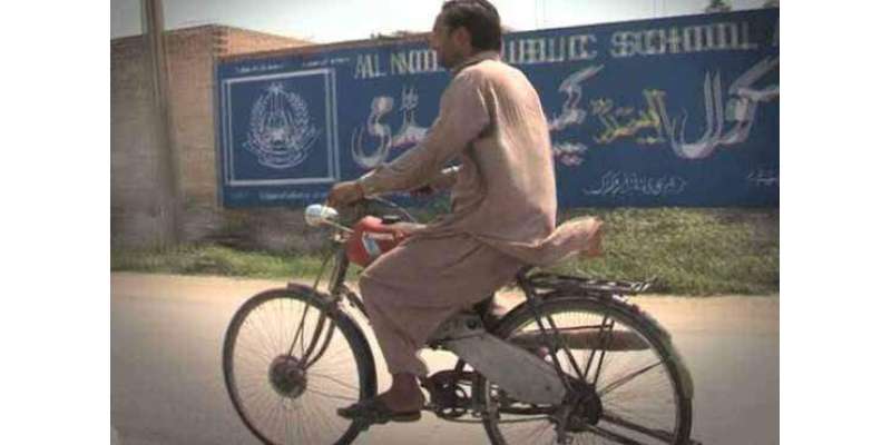 پشاور : 25 سالہ ہنر مند شرافت نے سائیکل کو موٹر سائیکل میں تبدیل کر دیا۔