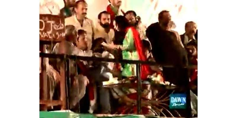 اوکاڑہ میں پی ٹی آئی کا جلسہ، لڑکی اسٹیج پر عمران خان کے پاس پہنچ گئی۔