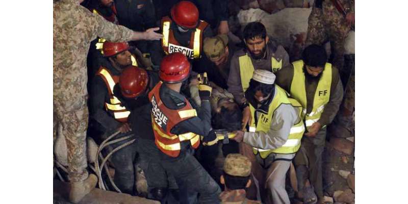 50 گھنٹے بعد  لاہور میں زمین بوس ہونے والی فیکٹری کے ملبے سے لڑکے کو زندہ ..