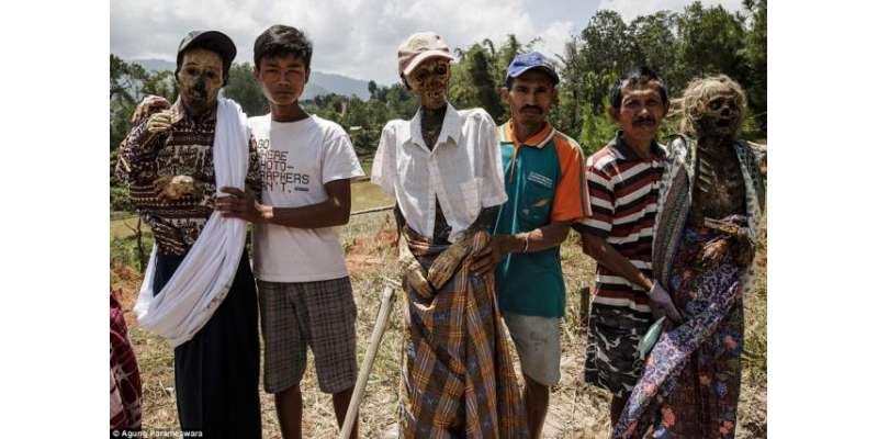 انڈونیشیا کے ایک جزیرے میں مردوں کے ڈھانچوں کوقبروں سے نکال کر صفائی ..