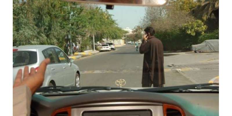 ابوظہبی ٹریفک پولیس نے سڑک پار کرتے ہوئے موبائل فون کے استعمال پر پابندی ..