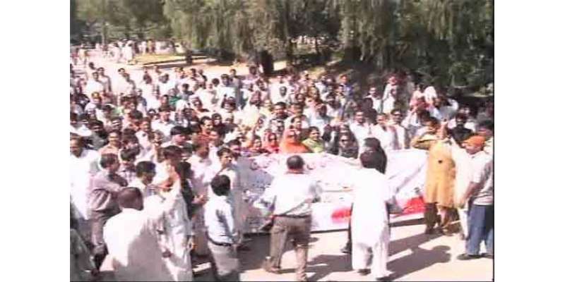 پشاور : لیڈی ریڈنگ اسپتال کے ڈاکٹرز نے خیبرپختونخواہ اسمبلی کے باہر ..