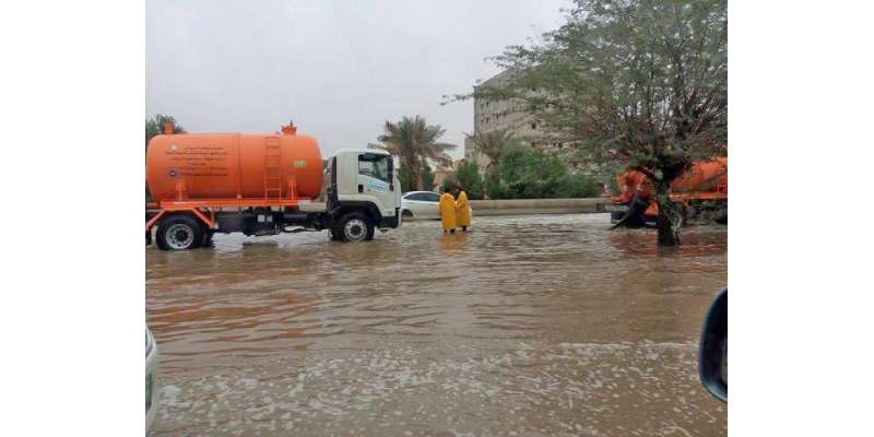 سعودی عرب کے دارلحکومت ریاض میں طوفانی بارشوں نے نظام زندگی درہم برہم ..