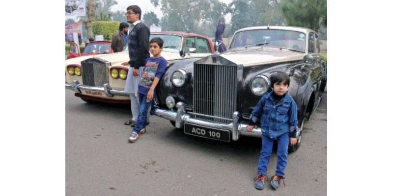 پشاور میں پرانی گاڑیوں کی نمائش کا میلہ سج گیا،شوقین حضرات کی بڑی تعداد ..