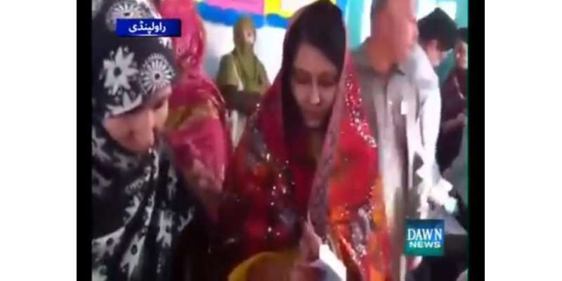 راولپنڈی میں سجی سنوری نوبیاہتا دلہن ووٹ ڈالنے پہنچ گئی