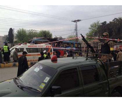 پشاور، سیکرٹیریٹ کی بس میں دھماکہ، 18افراد جاں بحق، 50سے زائد زخمی