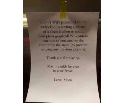 ماں  بچوں کو وائی فائی کا پاس ورڈ دینے کے لیے روز نئی  شرط لگاتی ہے