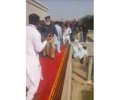 ڈی آئی خان : عمران خان کے استقبال کے وقت کارکن راہداری سے نیچے گر گیا