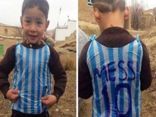 لیونل میسی کے افغان پرستار بچے نے شاپر سے ٹی شرٹ بنالی