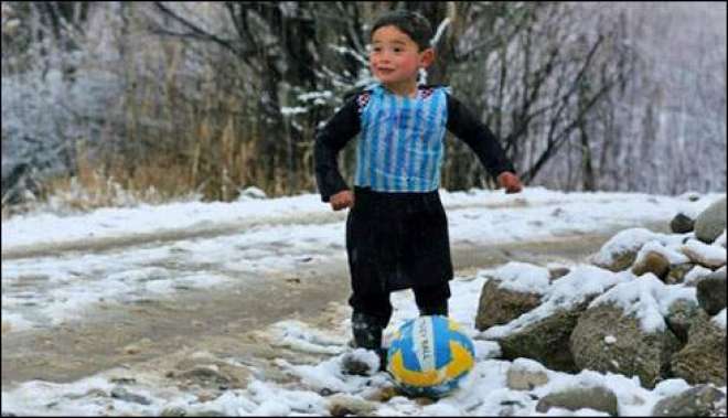 معروف فٹبالر میسی کے پانچ سالہ افغان مداح نے سوشل میڈیا پر دھوم مچا دی
