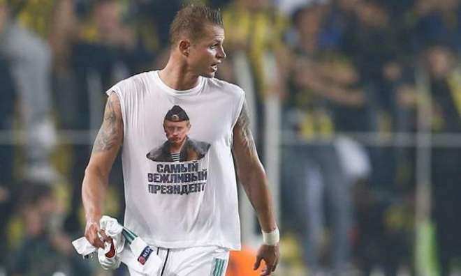 روسی فٹبال کھلاڑی نے پیوٹن کی تصویر والی بنیان دکھا کر ترک عوام کو مشتعل کردیا