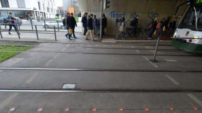 جرمنی میں سمارٹ فونز کے صارفین کے لیے پیدل چلنے والے راستوں کے فرش پر ..