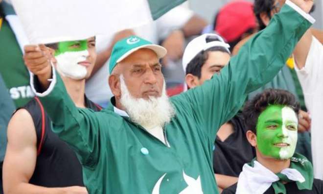 اوول ٹیسٹ کے دوران پاکستان کے چاچا کرکٹ کی اسٹیڈیم میں آمد، تماشائیوں اور کھلاڑیوں کا جوش و جذبہ بڑھایا