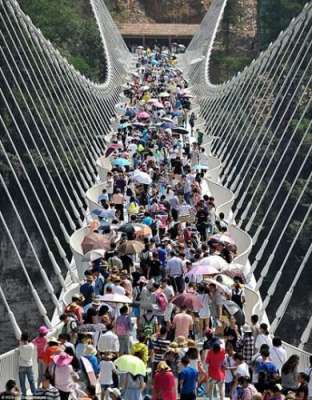 دنیا کے طویل ترین اور بلند ترین شیشے کے پل کو عوام کے لیے کھول دیا گیا