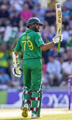 پہلا ون ڈ ے ، پاکستان نے انگلینڈ کو جیت کیلئے 261رنز کا ہدف دے دیا