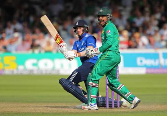 انگلینڈ نے پاکستان کو سیریز کے دوسرے ایک روزہ میچ میں 4 وکٹوں سے شکست دے دی