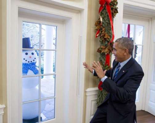 صدر اوباما کے سٹاف کی شرارت۔ صدر کو ڈرانے کے لیے کھڑکی کے ساتھ برفانی ..