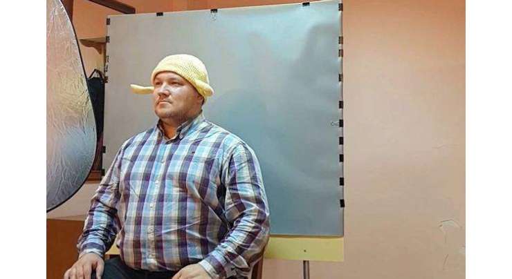 روسی ٹریفک پولیس شدت سے  اس شخص کے ٹوپی اتارنے کی منتظر