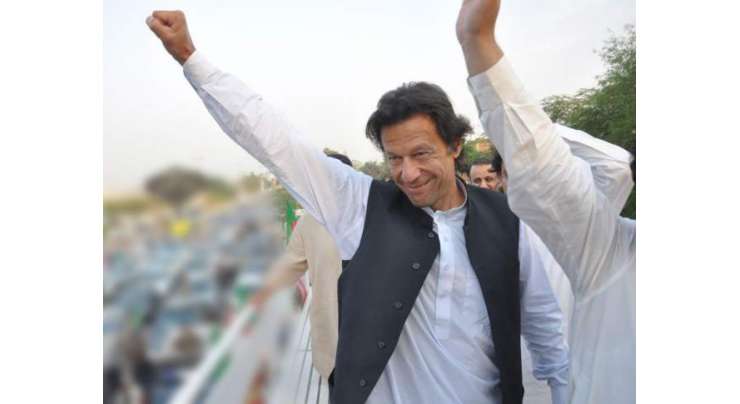 پشاور : یہ ہوتا ہے لیڈر۔۔ پی ٹی آئی چئیر مین عمران خان بغیر پروٹوکول خود گاڑی چلا کر پشاور پہنچ گئے