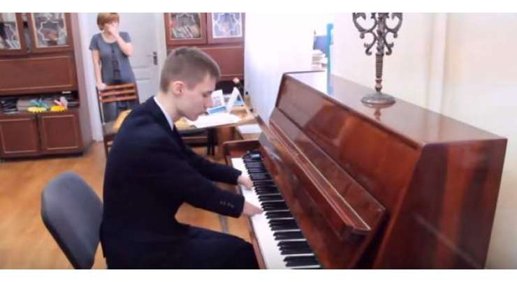 انگلیوں سے پیدائشی معذور لڑکے نے پیانو بجانے میں بہت سوں کو پیچھے چھوڑدیا