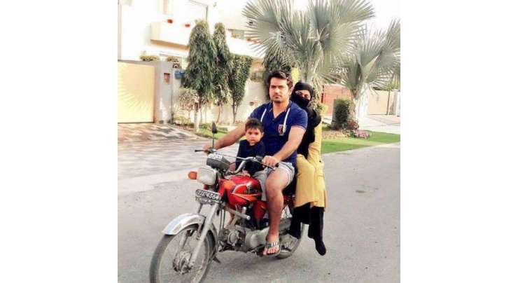 وینا ملک اپنے شوہر کے ہمراہ عام شہریوں کی طرح موٹرسائیکل پر لاہور کی سڑکوں پر گھومنے لگیں