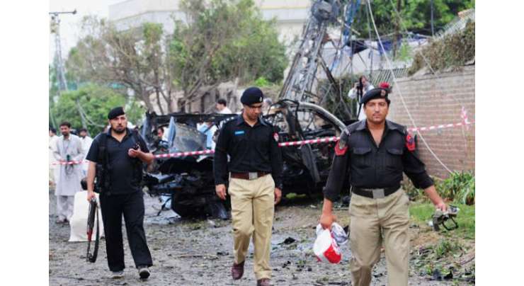 پشاور دھماکہ، ہلاک ہونے والے تینوں افراد خودکش حملہ آور تھے، دھماکے کی جگہ سے 9 دستی بم، ایک خودکش جیکٹ، کلاشنکوف برآمد